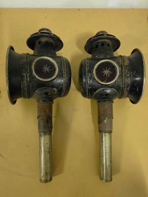 deux robinets à l'ancienne fixés au mur, l'un à côté de l'autre