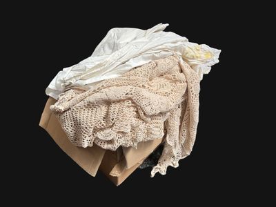 une photo représentant un tas de vêtements sur fond noir