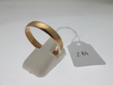 une bague en or à laquelle est attachée une étiquette de prix