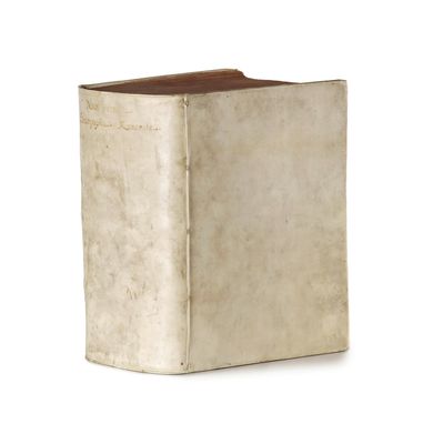 un vieux livre posé sur une table blanche