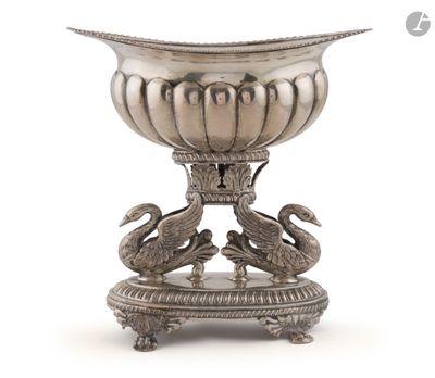 BERLIN DEBUT DU XIXe SIECLE Coupe quadripode en argent de fo…