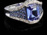 gros plan d'une bague en saphir bleu et diamant sur une surface noire
