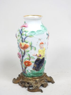 un vase posé sur un socle et contenant des fleurs