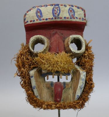 Masque "Tehe gla" en bois mi-dur richement peint figurant un…