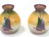 paire de vases sur lesquels sont peints des voiliers sur un fond blanc