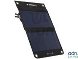 un gros plan d'un téléphone portable équipé d'un panneau solaire