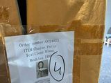 une photo d'une boîte en carton sur laquelle est collé un autocollant