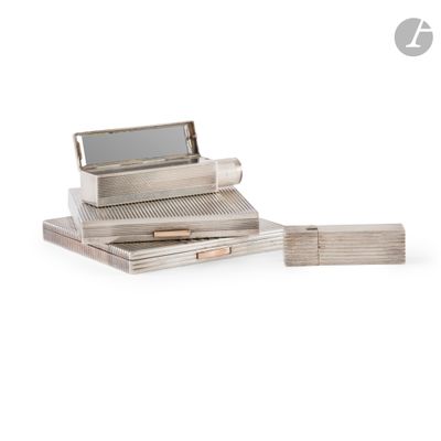 une image représentant un ensemble de trois objets métalliques argentés sur fond blanc