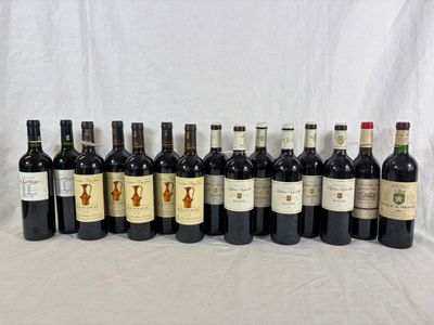 plusieurs bouteilles de vin sont alignées sur une table