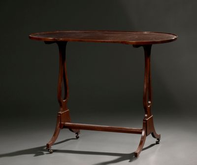 une table ovale en acajou, avec des pieds tournés et un plateau en bois