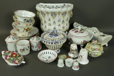 de nombreux types de plats et de tasses en porcelaine sur la table