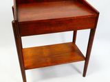 une petite table en bois avec une étagère