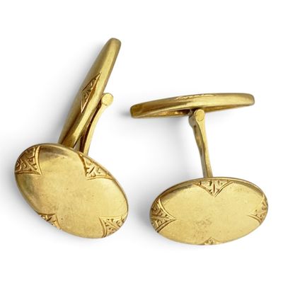deux paires de boutons de manchette en or sur fond blanc