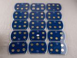 beaucoup de pièces bleues et dorées sur la table