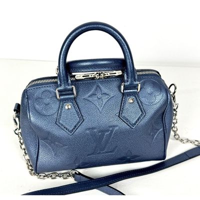 Sac à main Louis Vuitton en cuir bleu avec bandoulière à chaîne