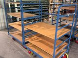 un chariot bleu équipé d'étagères en bois, dans un entrepôt