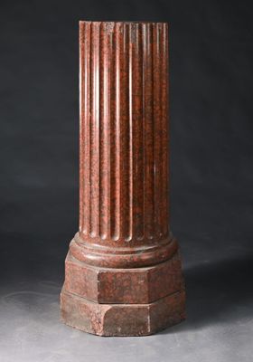 Colonne cannelée formant sellette en plâtre habillée de rési…