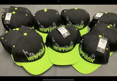 six casquettes snapback New York noires et vertes avec des visières vert fluo
