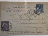 une vieille carte postale sur laquelle est collé un timbre
