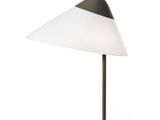 un gros plan d'une lampe de table sur fond blanc