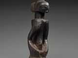 l'image d'une statue de femme avec un chapeau sur la tête
