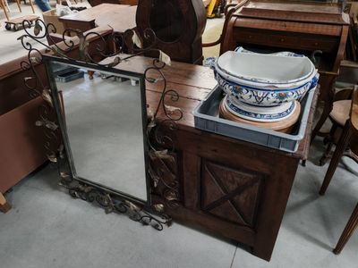 un grand miroir posé sur une table dans une pièce