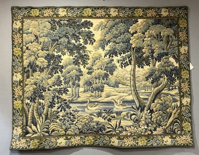 une tapisserie accrochée au mur d'une pièce