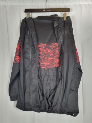 une veste suspendue à un cintre sur un rideau blanc dans une pièce