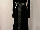 une image représentant une robe noire sur un mannequin