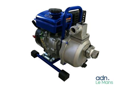 une image représentant une pompe à eau bleue et argentée sur fond blanc