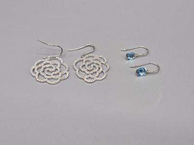 deux paires de boucles d'oreilles ornées de cristaux de topaze bleue et de topaze blanche