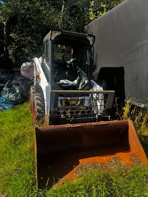 un tracteur garé à côté d'une remorque