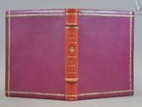 un gros plan sur un livre violet à la couverture rouge