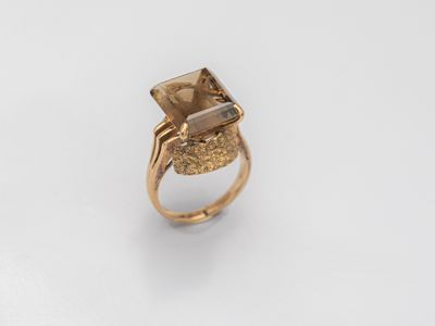 Bague haute en or jaune 585°/°° (14K), à décor texturé, sert… - Photo 1
