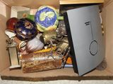 une boîte remplie d'objets assortis qui s'y trouvent