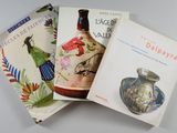 trois livres posés sur une table