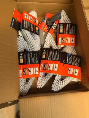 une boîte en carton contenant des brosses de nettoyage et une paire de ciseaux