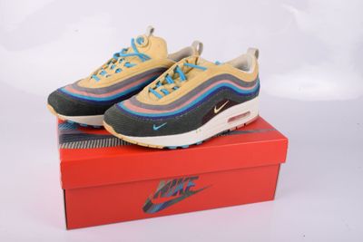 La Nike Air Max 95 présente une bande jaune et bleue sur la semelle.