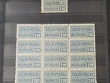 Les timbres sont exposés dans une vitrine.
