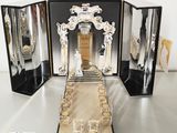 une photo d'une vitrine contenant une figurine représentant un homme et une femme