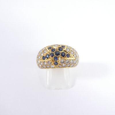 gros plan d'une bague en diamant et saphir sur une surface blanche