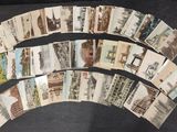 de nombreuses cartes postales anciennes posées sur la table