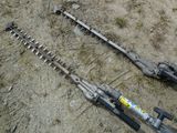 deux outils posés par terre l'un à côté de l'autre