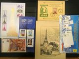 de nombreux types de timbres différents exposés sur une table