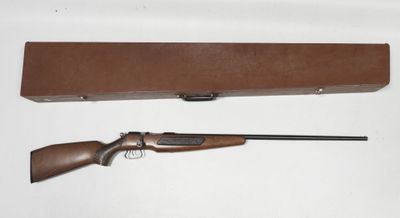 un vieux fusil avec un étui en bois et une crosse en bois