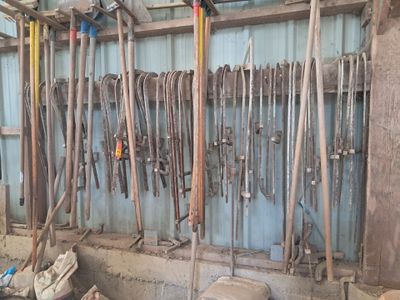 un grand nombre d'outils accrochés au mur