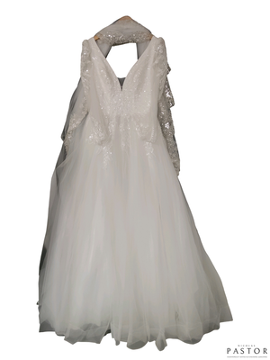 robe de mariée suspendue à un cintre sur fond blanc