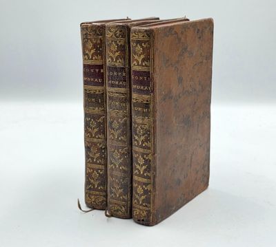 deux vieux livres posés l'un sur l'autre sur une surface blanche