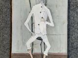 un tableau représentant un homme debout sur une chaise, un seau à la main