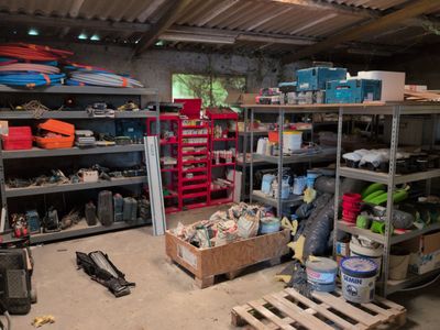 un garage rempli d'une multitude d'outils et de matériel